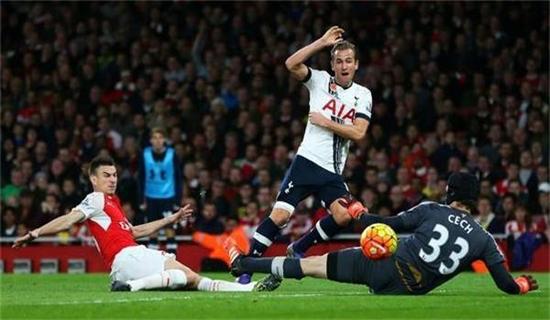 足阵容深陷 足阵容深陷